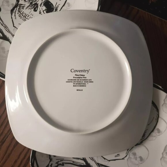 4 Coventry 8" Square Skull Plates Lunch or Snacks Skull & Crossbones Porcelain - Picture 7 of 7